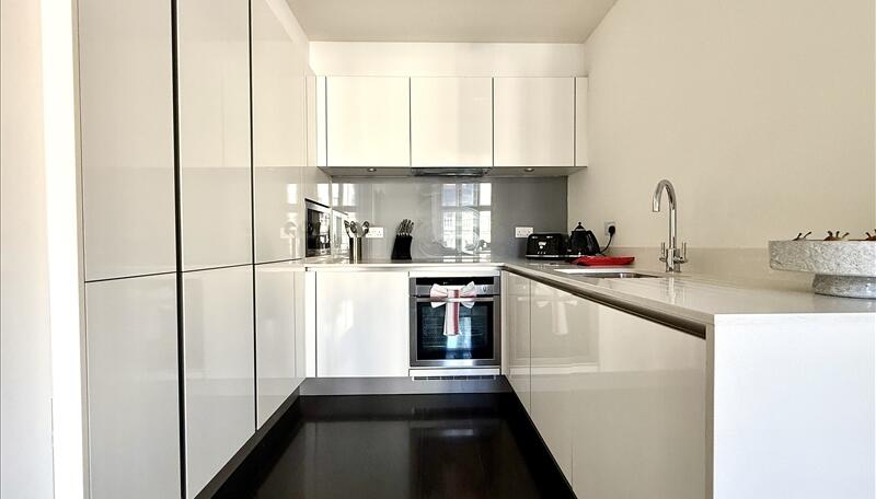 1 bed property in Green Street, London